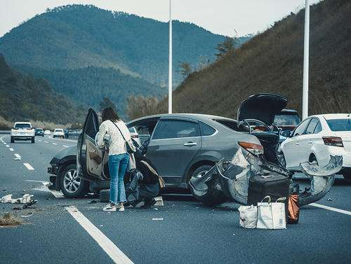 85岁老人横穿高速公路被一车剐倒，又遭另一车碾轧拖拽，法律责任如何厘清？